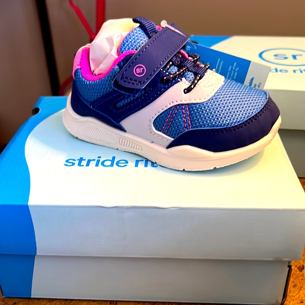 Stride rite size 6 Azaria sneaker